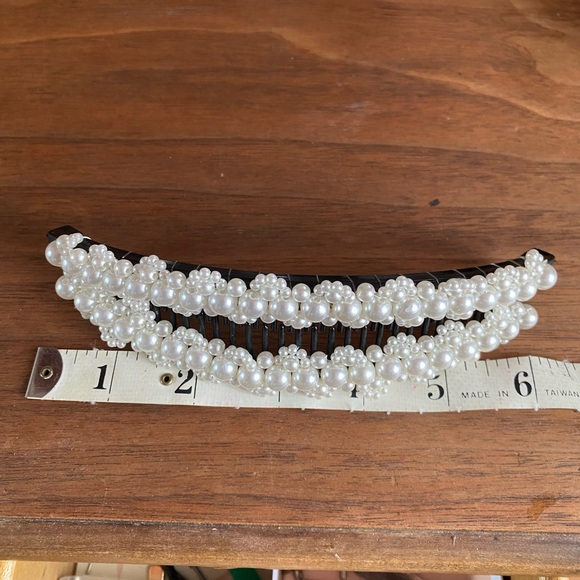 Elegant faux pearl hair clip that snaps closed. - Picture 3 of 3